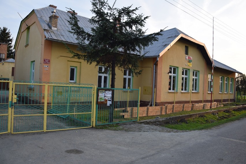 Szkoła istnieje w Roztokach od pierwszej dekady XX w.