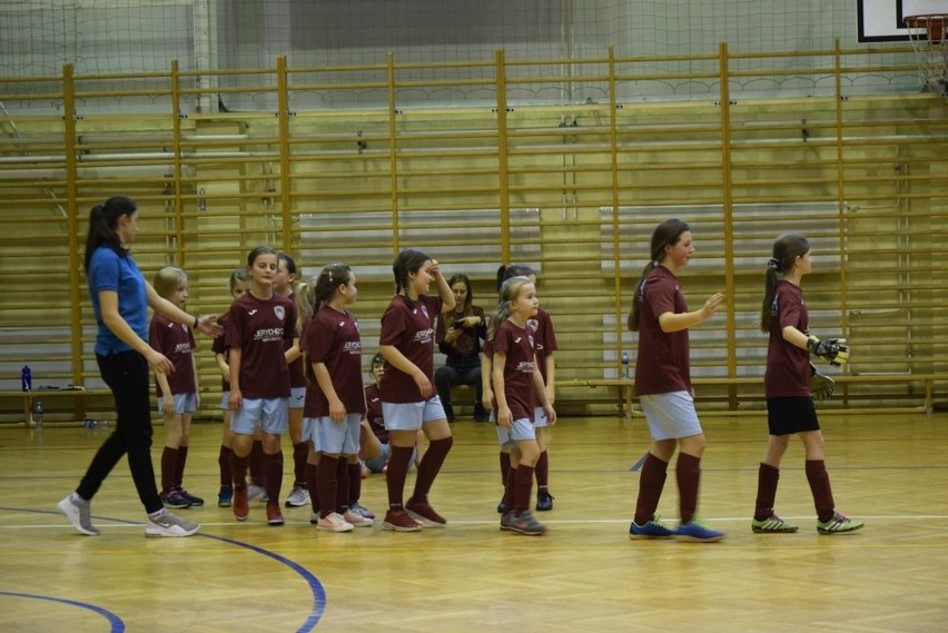 Emka Cup 2021 w Skierniewicach. Turniej halowej piłki nożnej dla dziewcząt ZDJĘCIA