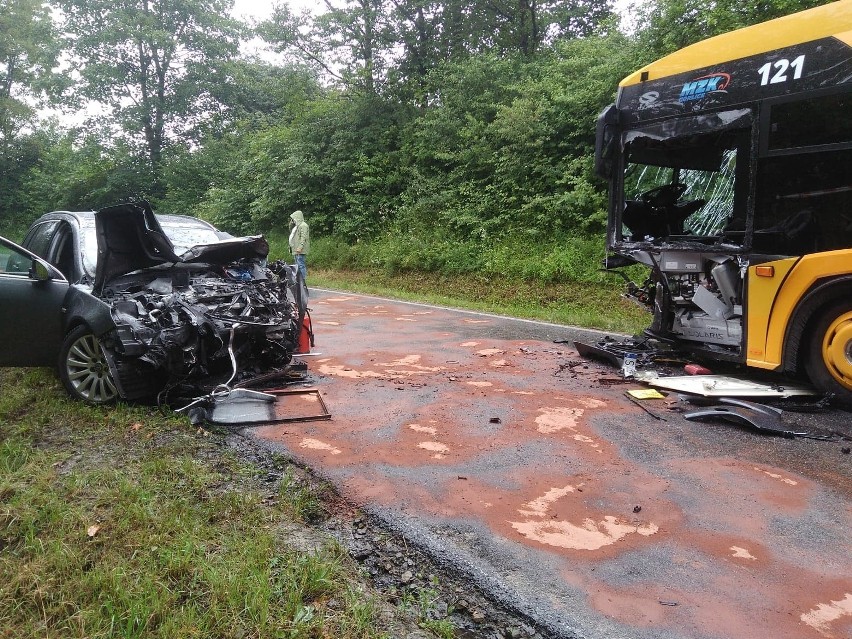 Wypadek w Zagórzanach k. Gorlic.  Wielu poszkodowanych w zderzeniu samochodu osobowego z autobusem AKTUALIZACJA [ZDJĘCIA]