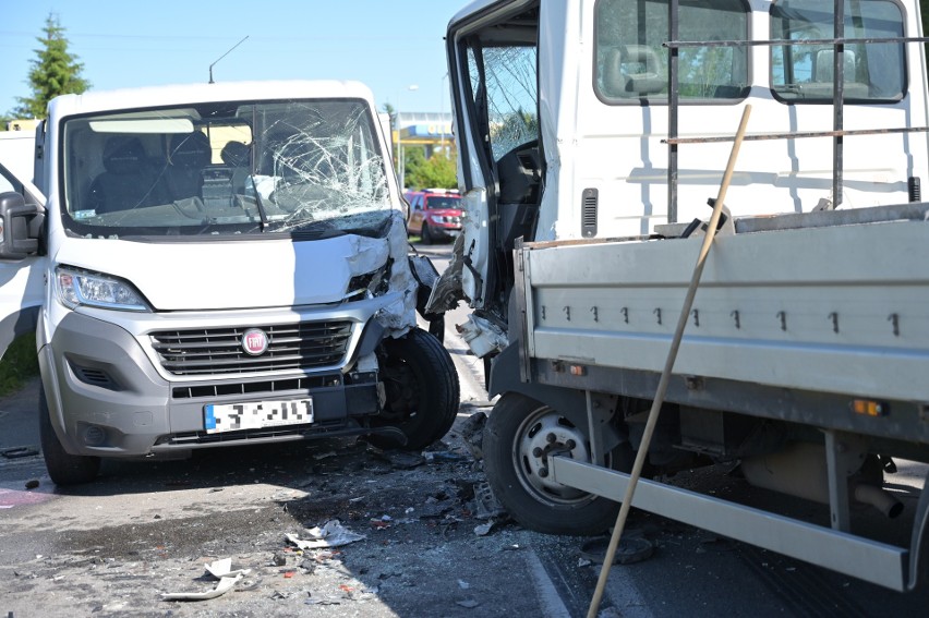 W Radzyniu Chełmińskim zderzyły się dwa samochody dostawcze. Jedna osoba trafiła do szpitala