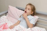 Nowy objaw Omikronu u dzieci można pomylić z rzadką chorobą. Jak się objawia i czy jest niebezpieczny?