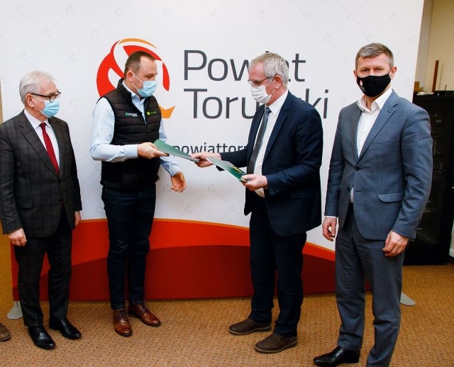 Umowę z przedstawicielem firmy, która dostarczy maszyny, podpisał dyrektor szkoły w Gronowie. Towarzyszyli im starosta Olszewski i wicestarosta Ramlau