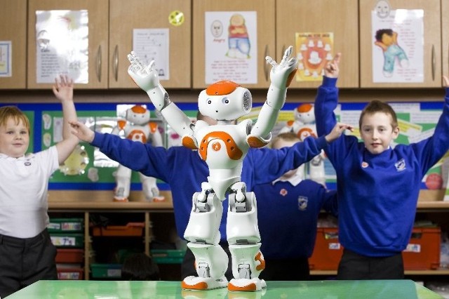 Robot NAO ma 50 centymetrów wysokości i jest akceptowany przez dzieci autystyczne.