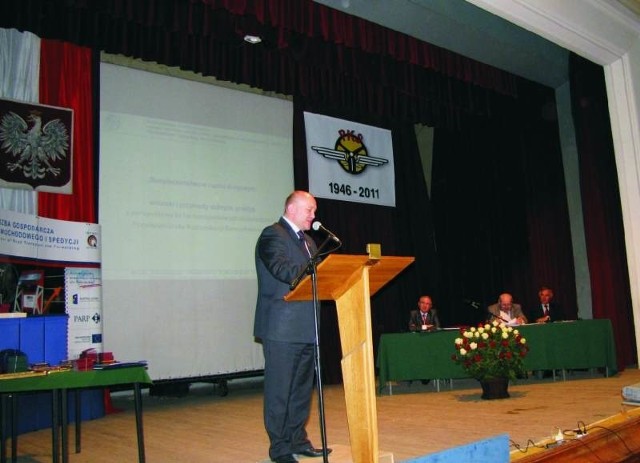 Prezes PKS Ostrowiec, Stanisław Wodyński podczas wystąpienia na konferencji zorganizowanej z okazji „65-lecia drogowego transportu publicznego w Polsce”.
