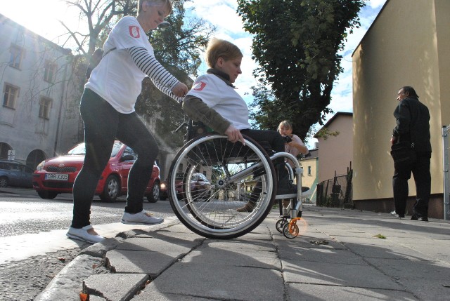 To m.in. dzięki zaangażowaniu niepełnosprawnych, podczas przebudowy ul. Przykop na przejściach dla pieszych pojawiły się specjalne płyty z wypustkami, które są elementem orientacyjnym dla niewidzących i niedowidzących.