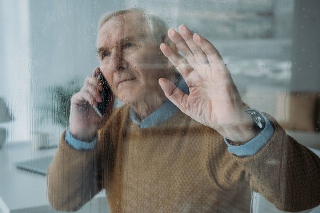 Podczas kwarantanny starsze osoby stają się jeszcze bardziej samotne