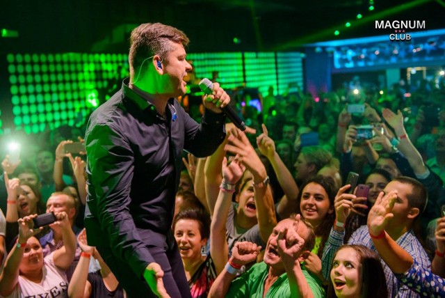 Jeden z najpopularniejszych zespołów disco polo Akcent zagrał na dyskotece Magnum Club w Wachowie. Na koncert przyszły tłumy.Zespół Zenona Martyniuka, autora przeboju „Przez twe oczy zielone", kontynuuje tournee po Opolszczyźnie.Dzisiaj Akcent zagra w hali sportowej OSiR w Kluczborku. Początek koncertu o godz. 20.30.