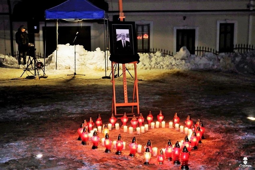 Mieszkańcy Ogrodzieńca uczcili pamięć Pawła Adamowicza i sprzeciwili się nienawiści ZDJĘCIA