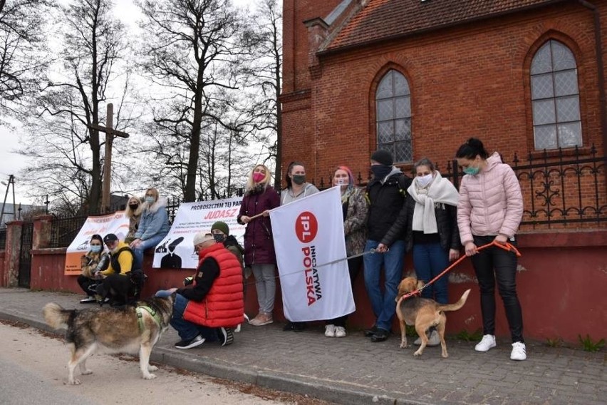 Ciąg dalszy afery z udziałem Waldemara B. Protest przed kościołem w Rekownicy [ZDJĘCIA]