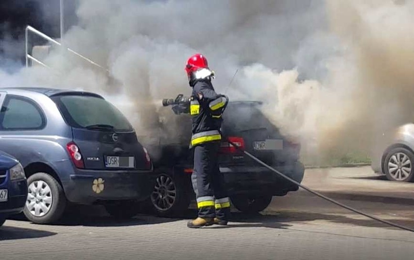 Wrocław: Pożar samochodów na parkingu przy Instytucie Informatyki Uniwersytetu Wrocławskiego [FILM]