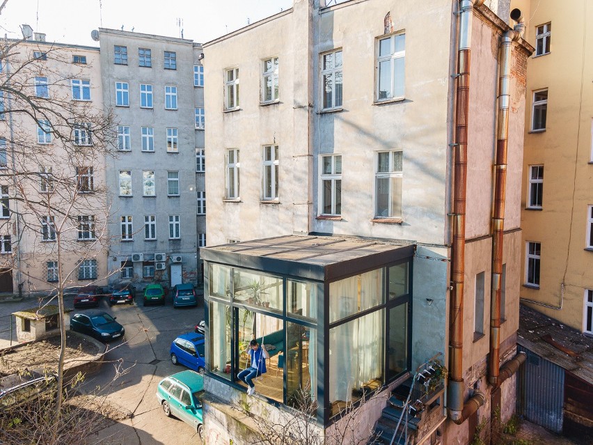 Niezwykłe mieszkanie we Wrocławiu. Szklana kostka przy zaniedbanej kamienicy [ZDJĘCIA]