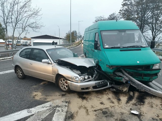 Samochód dostawczy i osobowy zderzyły się w piątek 18 listopada, około godziny 15, na węźle Kostomłoty przy autostradzie A4 pod Wrocławiem. Są utrudnienia w ruchu.