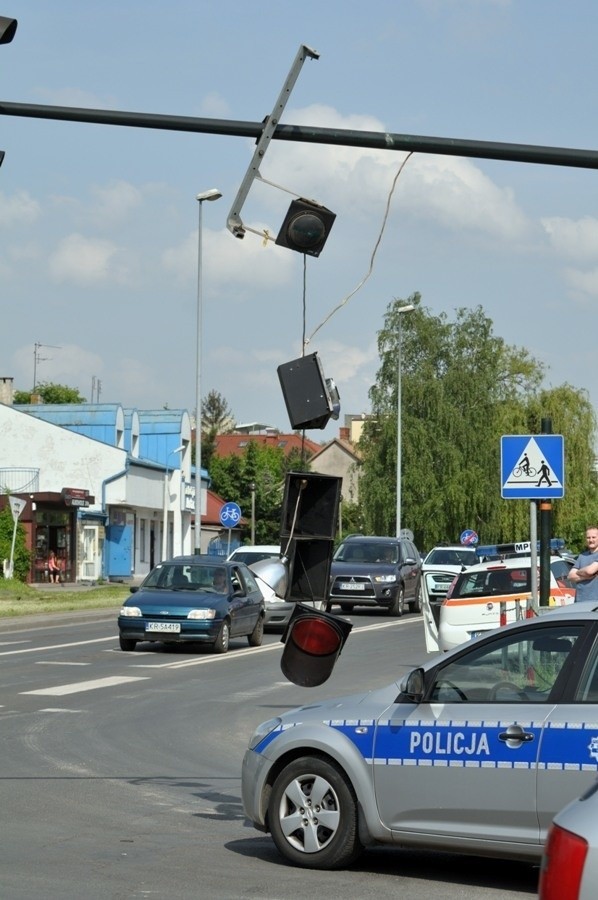 Kraków. Ciężarówka uszkodziła sygnalizację świetlną [ZDJĘCIA]