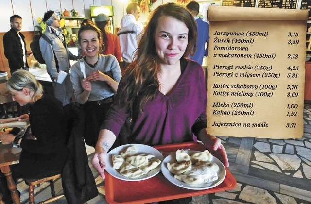 Aleksandra Oleksy, licealistka z Krapkowic (na pierwszym planie) i Ewa Mikusek z Ozimka, studiująca w Opolu jadły wczoraj w &#8220;Kubusiu&#8221; ruskie pierogi. - Często tu przychodzimy, bo tanio i prawie tak smacznie jak w domu - mówią dziewczyny.