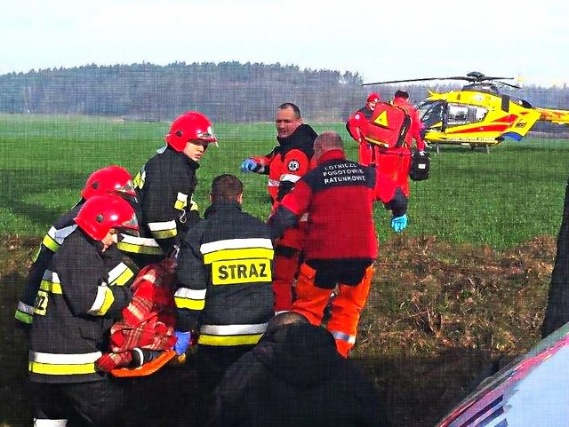 Kobieta chciała uniknąć zderzenia i uderzyła w drzewo. Kierowca audi uciekł. Szuka go policja