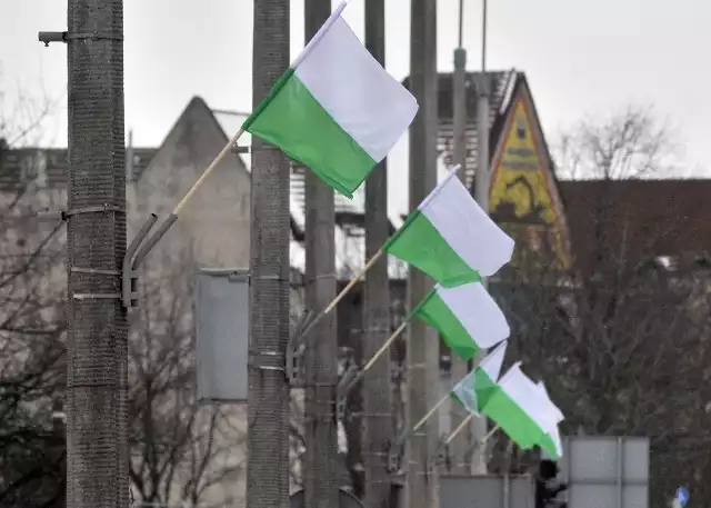Flagi Lechii na ulicach Gdańska