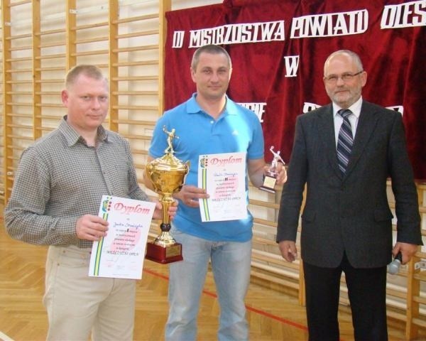 Dwaj najlepsi tenisiści mistrzostw(od lewej): Jacek i Paweł Stańczykowie z wicestarostą Stanisławem Belką.  