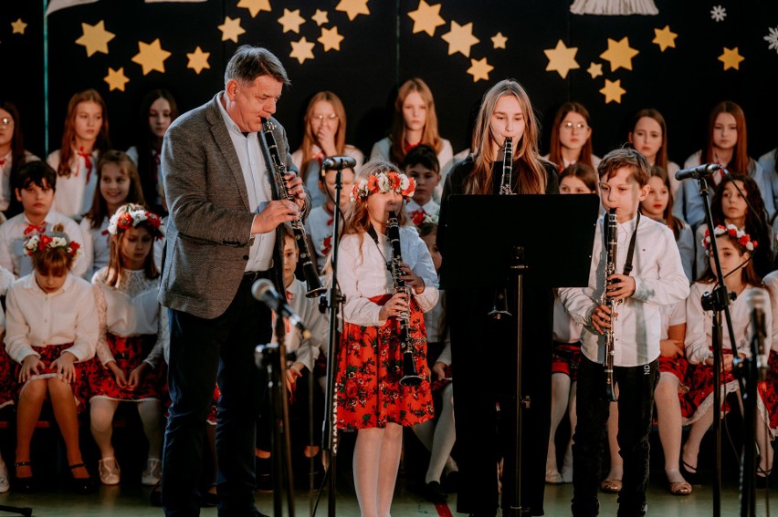 Koncert kolęd i pastorałek w wykonaniu nauczycieli i uczniów szkoły muzycznej w Jeżowem