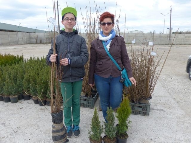 Wiktor i Sylwia Ulichnowscy dostarczyli na plac aż 104 kilogramy papieru. W zamian dostali kilka drzewek.