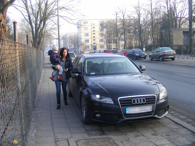 Szpitalna: Strażnicy zakładają blokady, a informacji o parkingu brak