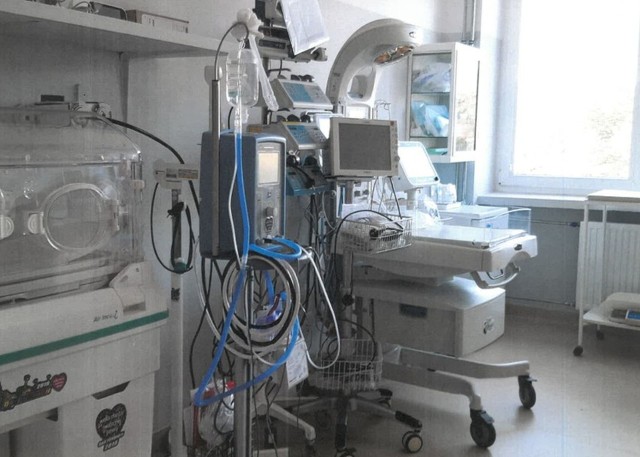 Oddział neonatologiczny jest wyposażony w nowoczesną aparaturę medyczną do badań diagnostycznych.