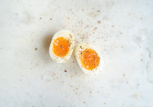 Chcesz na twardo, a wychodzi na miękko i odwrotnie? W gotowaniu jajek ważny jest nie tylko sam czas. Sprawdź, jak ugotować idealne jajko.Aby przejść do poradnikowej galerii, przesuń zdjęcie gestem lub naciśnij strzałkę w prawo.