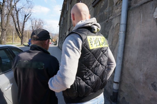 Mężczyzna utopił w rzece szczeniaki. Był wyjątkowo okrutny. Zapakował je do torby i zasunął zamek. Aby mieć pewność, że szczeniaki nie wydostaną się na zewnątrz, zabezpieczył ją jeszcze drutem.