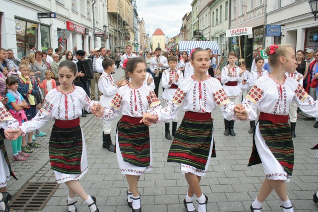 Mołdawski zespół Iasomia przemaszerował ulicami miasta - od Bramki Grudziądzkiej na rynek