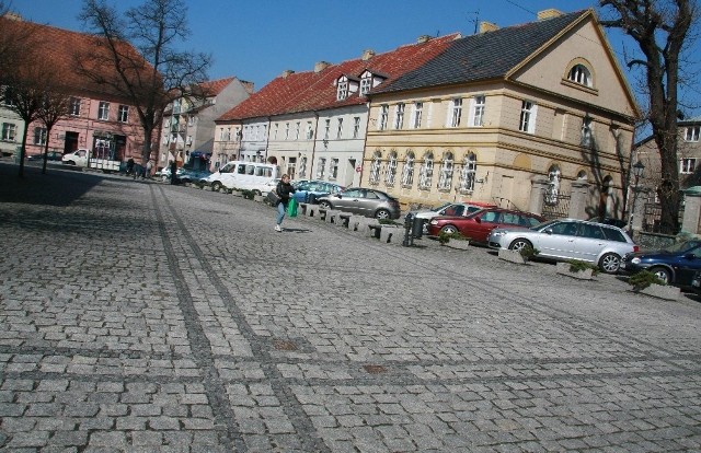 Jeden z pasów parkingowych powstanie między ratuszem i kościołem pw. Św. Wojciecha.