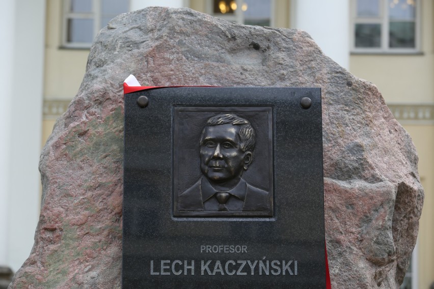 Kontrowersyjna tablica poświęcona pamięci Lecha Kaczyńskiego...