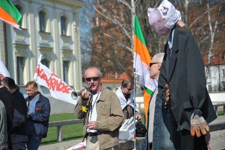 Kilkadziesiąt osób wzięło udział w proteście przeciwko...