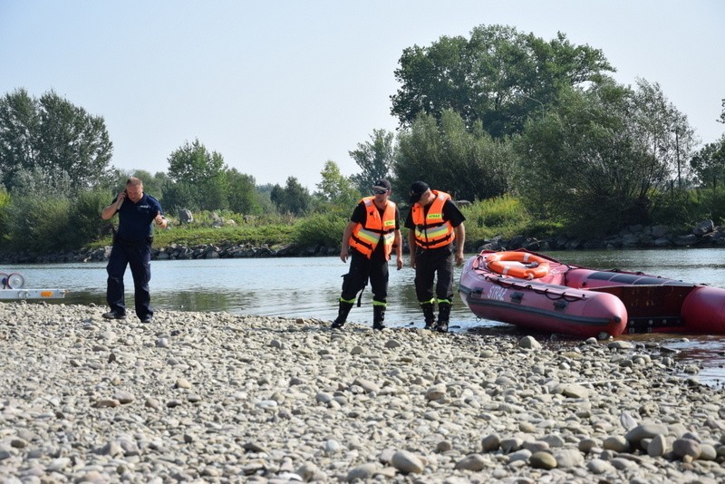 24-latek na oczach kolegi zniknął pod wodą. Szukają go strażacy