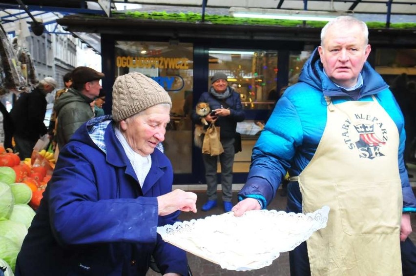 Kraków. Kupcy ze Starego Kleparza rozdali paczki dla ubogich [ZDJĘCIA]