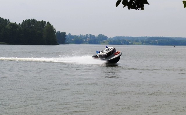 Policjanci z radziejowskiej nieetatowej Grupy Wodnej kontrolowali dziś wędkarzy na jeziorze Głuszyńskim