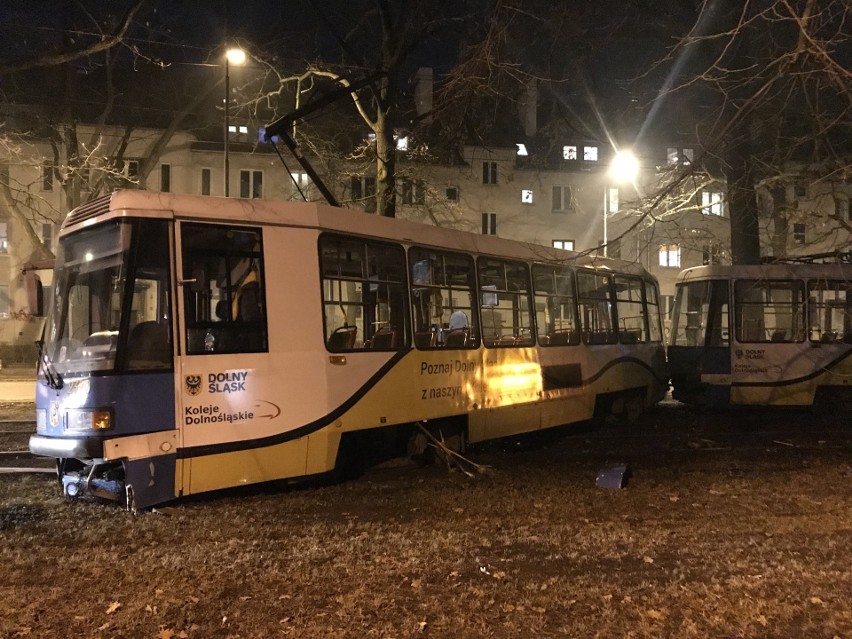 Wypadek na Olszewskiego. "Dwójka" wypadła z torów wprost pod nadjeżdżający tramwaj [FILM, ZDJĘCIA]