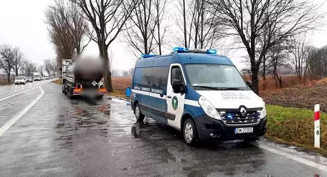 W Cieszycach, w piątek (11 lutego), inspektorzy z dolnośląskiej Inspekcji Transportu Drogowego zatrzymali do kontroli ciągnik siodłowy z próżną, ale nieoczyszczoną cysterną.