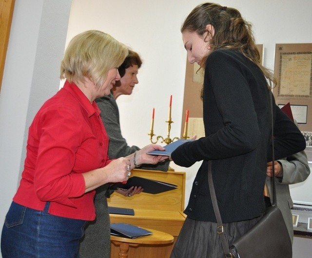 Jagoda Magda z Nowej Dęby (z prawej strony) odbiera z rąk Marii Kwiecień-Rawskiej nagrodę za zajęcie drugiego miejsca w konkursie "Życie wierszem pisane&#8221; w kategorii szkół gimnazjalnych.