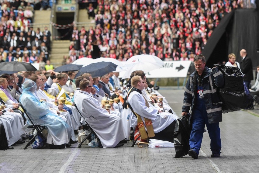 Rocznica chrztu: Tysiące wiernych na mszy na stadionie