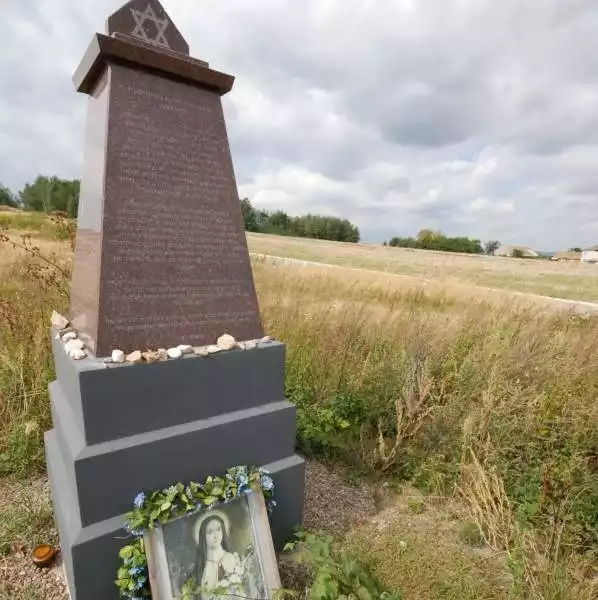 Tak wyglądał w 2006 roku obelisk na świeżo odnowionym cmentarzu w Iwaniskach, To wokół tego miejsca reżyser David Blumenfeld osnuł fabułę  filmu.