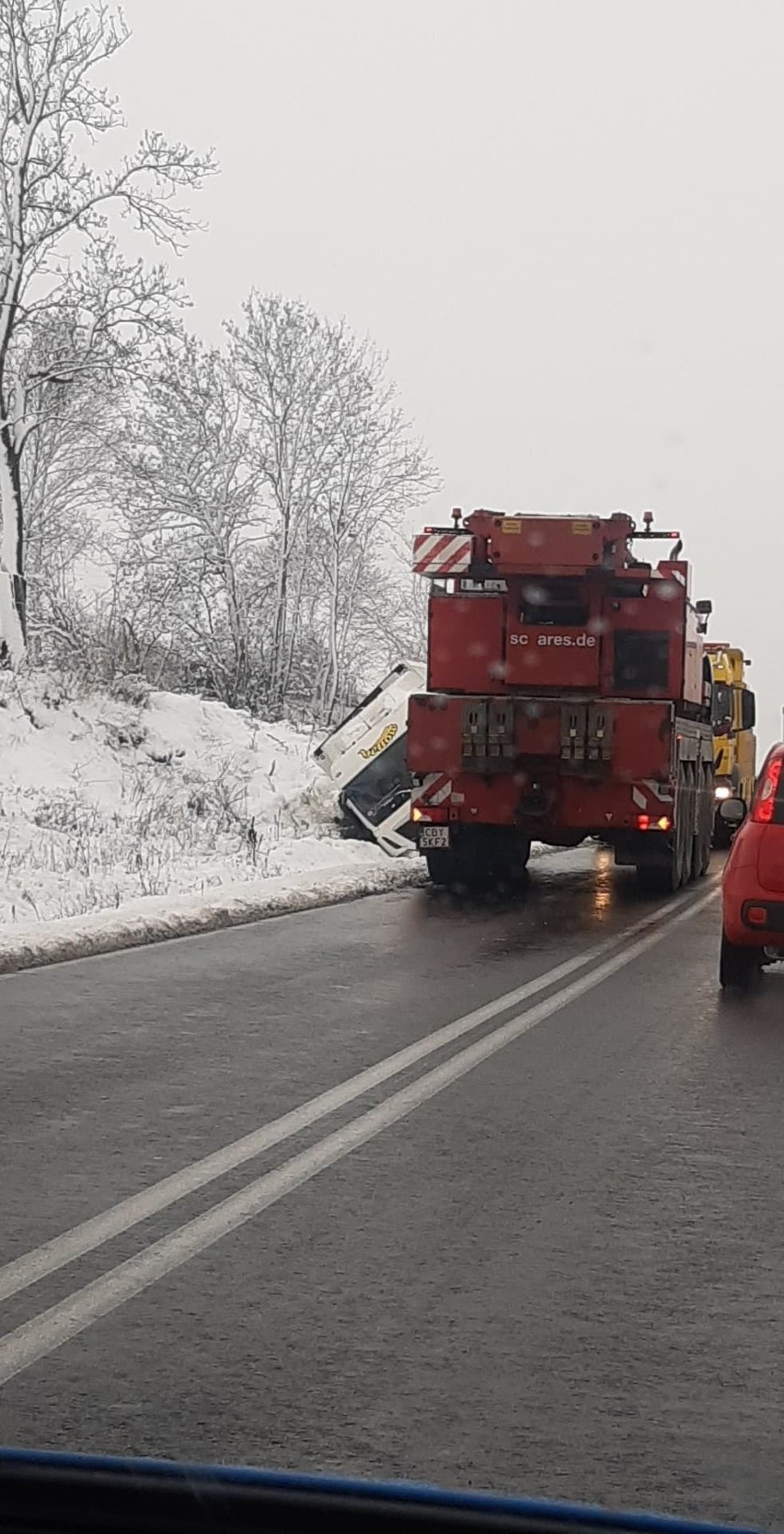 Aż 3 godziny ma trwać akcja wyciągania TIR-a z rowu.