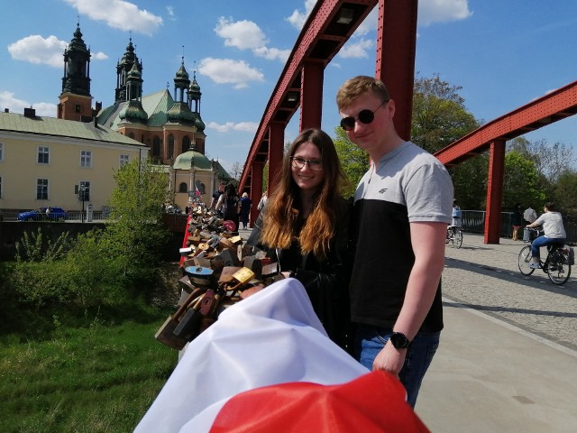 1 maja poznaniacy chętnie skorzystali z możliwości zwiedzania atrakcji Ostrowa Tumskiego, w tym także wnętrz poznańskiej katedry. Na Śródce sporym zainteresowaniem cieszyły się liczne kawiarnie i lodziarnie. Łączący te dwie części miasta most biskupa Jordana jest miejscem częstych przechadzek zakochanych par, które chętnie wieszają na jego balustradach swoje kłódki, będące symbolem miłości. Sandra i Adam poznali się w 2018 roku.Przejdź do kolejnego zdjęcia --->