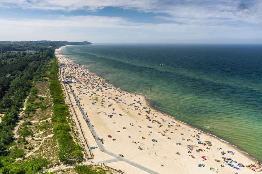 Początek lata na Pomorzu. Sezon ruszył na dobre - pomorskie plaże są pełne turystów. Zobaczcie zdjęcia z Władysławowa 