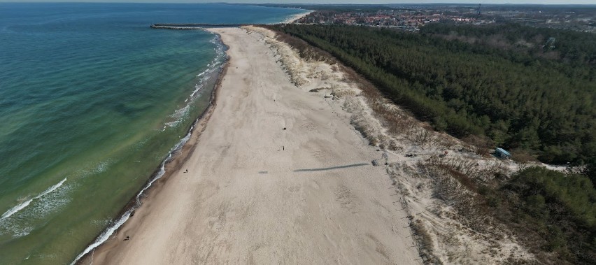 Szukasz pustych plaż nad polskim morzem? Kliknij w strzałkę,...