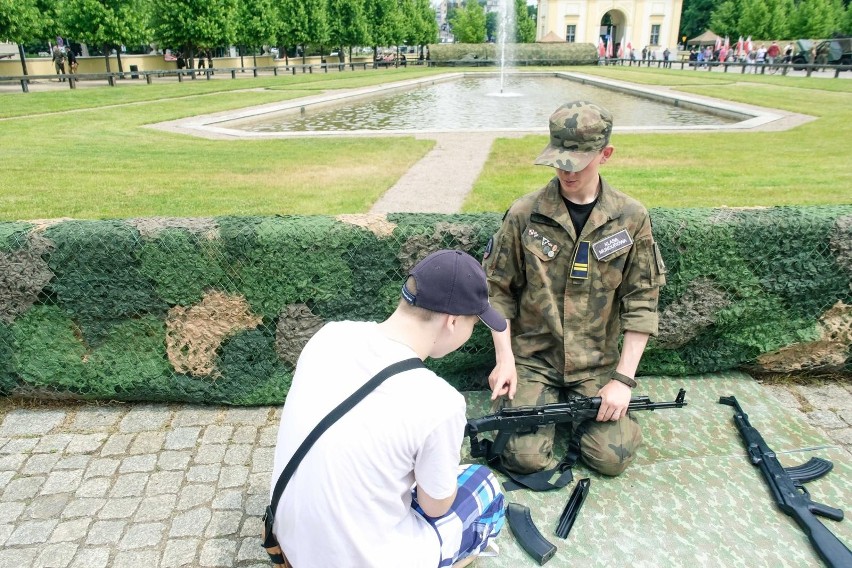 Piknik militarny przed Pałacem Branickich w Białymstoku...