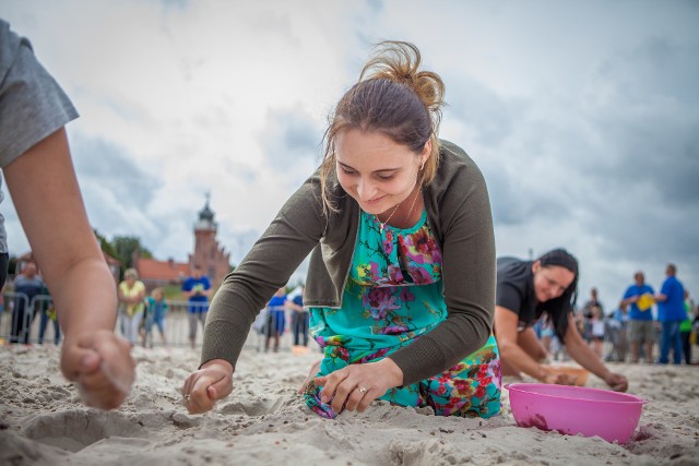 Na usteckiej plaży wschodniej, już po raz kolejny, odbyły się Mistrzostwa Polski w wypłukiwaniu bursztynu. Imprezę zorganizowali pracownicy usteckiego OSiRu. W mistrzostwach mógł wystartować każdy. Zgłoszenia przyjmowane były w 4 kategoriach - dzieci do lat 12, kobiety, mężczyźni oraz rodziny. Od lat zasady rywalizacji prawie się nie zmieniają. Na plaży organizatorzy rozrzucają kilkadziesiąt kilogramów bursztynu. Zawodnicy wyposażeni w plastikowe miseczki zbierają bursztyn przez ustalony czas, następnie wypłukują w wodzie.