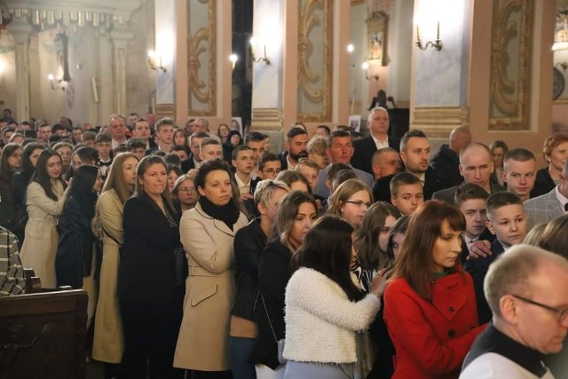 Młodzież z parafii świętego Marcina w Opatowie w czwartek 27 kwietnia przyjęła sakrament bierzmowania. Mszy świętej przewodniczył ksiądz biskup Krzysztof Nitkiewicz. Więcej na kolejnych zdjęciach