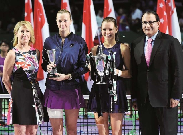 Agnieszka Radwańska podczas ceremonii dekoracji w towarzystwie legendarnej tenisistki Chris Evert (z lewej), Petry Kvitovej i ministra gospodarki Singapuru