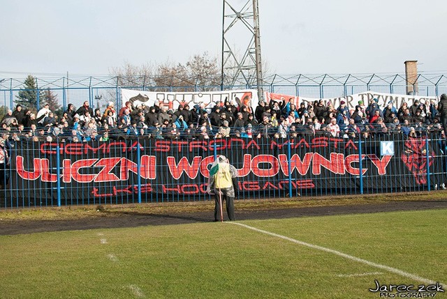 Kibice Łódzkiego Klubu Sportowego, pomimo silnego wiatru i opadów gradu i śniegu, wspierali zawodników w meczu z rezerwami Legii Warszawa.