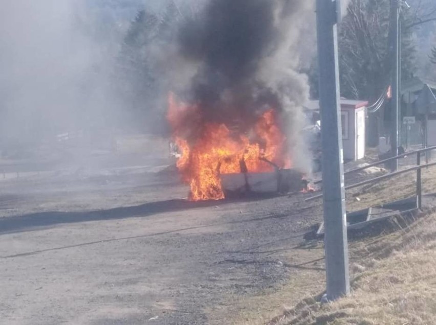 Przyjechał na narty do dolnośląskiego kurortu. Z auta zostały zgliszcza (ZDJĘCIA)