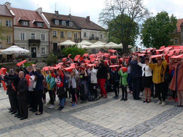 Kilkudziesięciu ochotników dzieci, młodzież i dorośli, stanęło w godzinach popołudniowych na Rynku w Sandomierzu, aby na dany znak podnieść nad głowę czerwone kartki, tworząc w ten sposób krzyż .